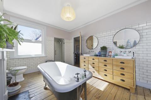 82 Grosvenor Road, London, W7 1HJ