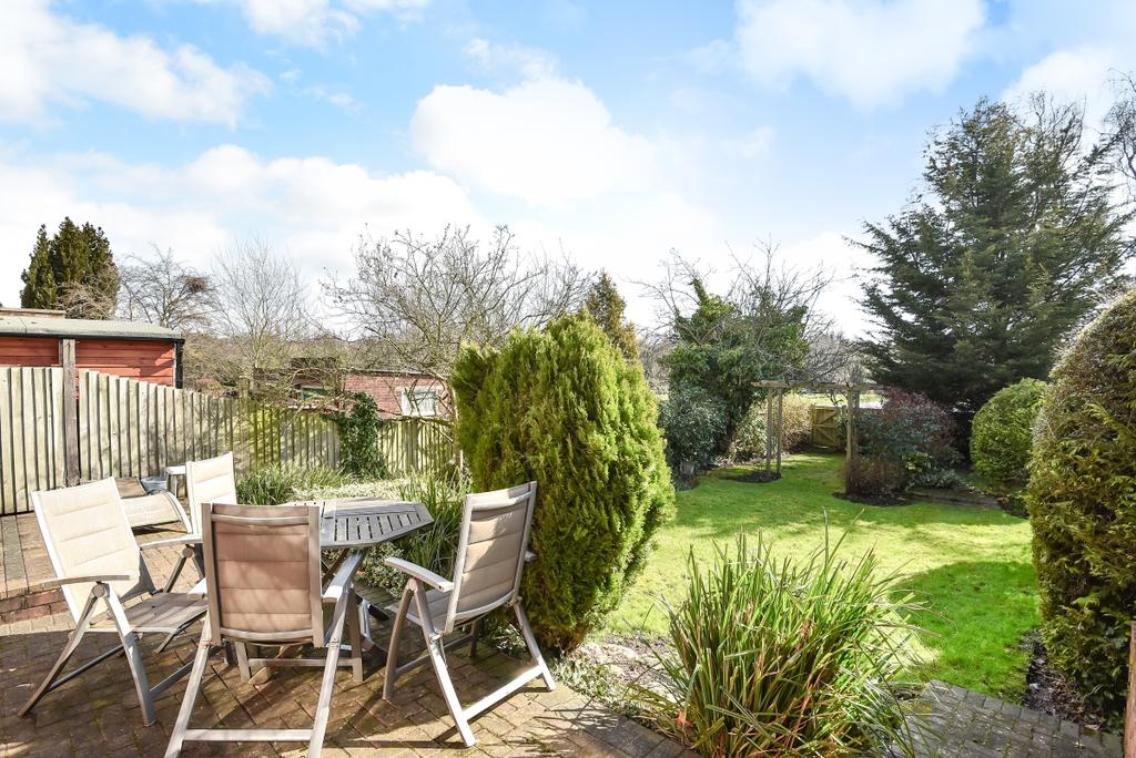 Northiam, Woodside Park London N12 4 bed house £2,300 pcm (£531 pw)