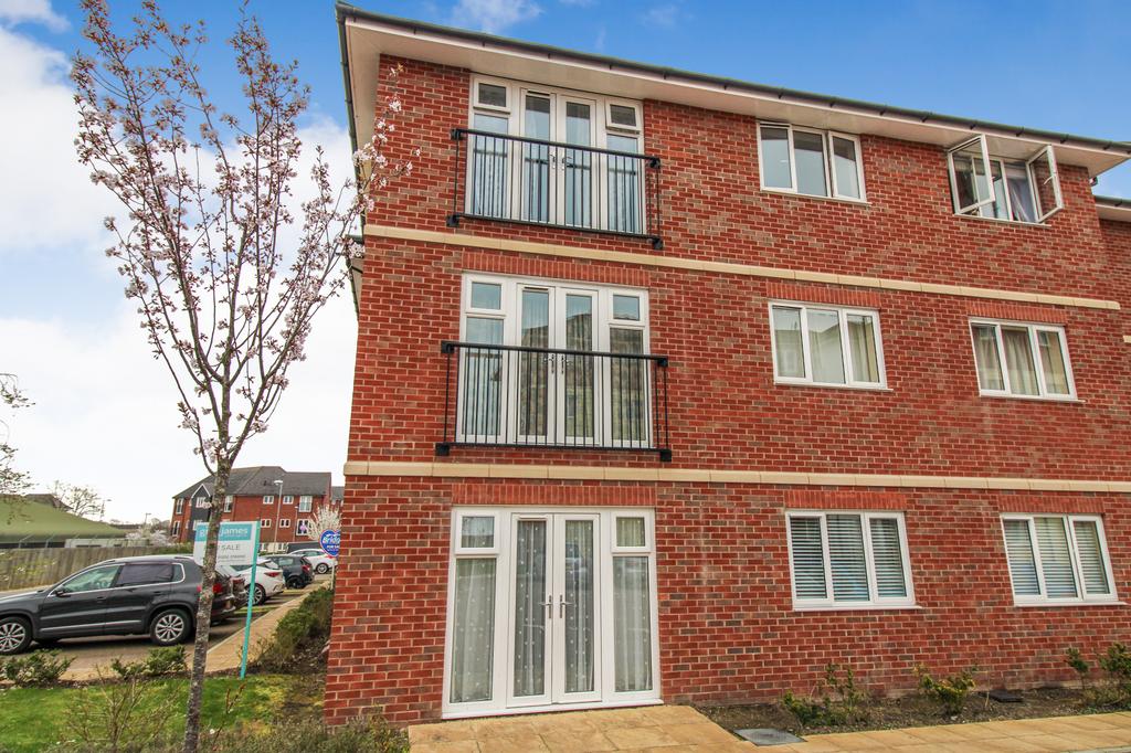 Henlow Place, Farnborough, GU14 2 bed apartment £240,000