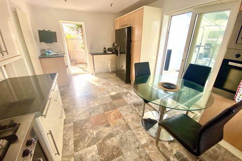 48 Overlea Drive, Manchester, M19 1QU