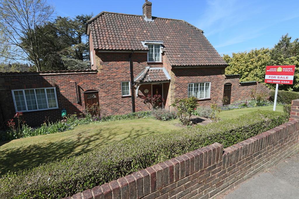 Downs Road, Coulsdon 3 bed detached house £784,000