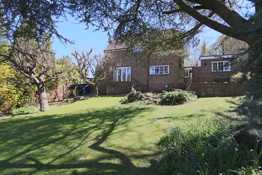 Downs Road, Coulsdon 3 bed detached house £784,000