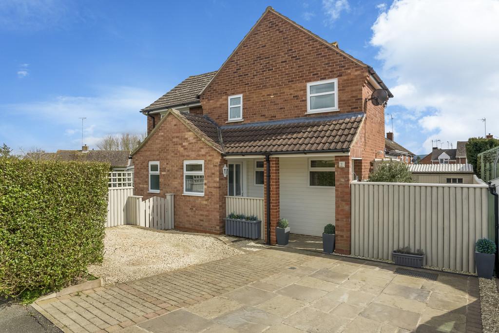 Sadlers Avenue, ShipstononStour 3 bed semidetached house £280,000