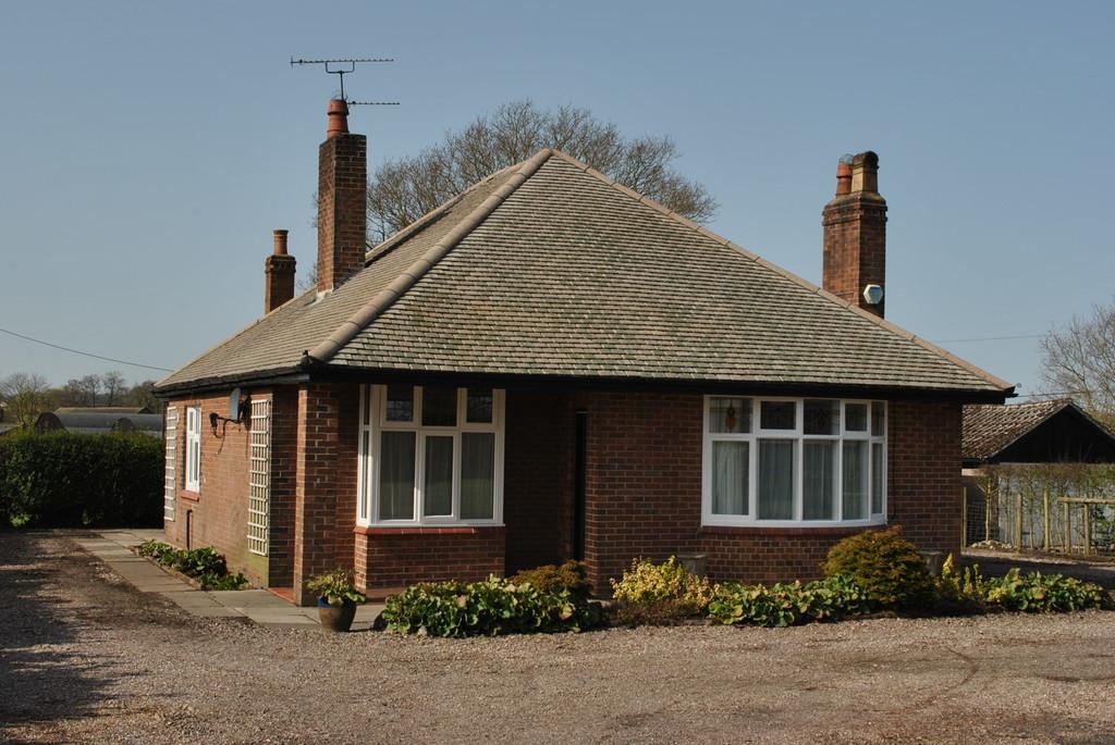 Sheppenhall Lane, Aston, Nantwich... 2 bed detached bungalow £775 pcm
