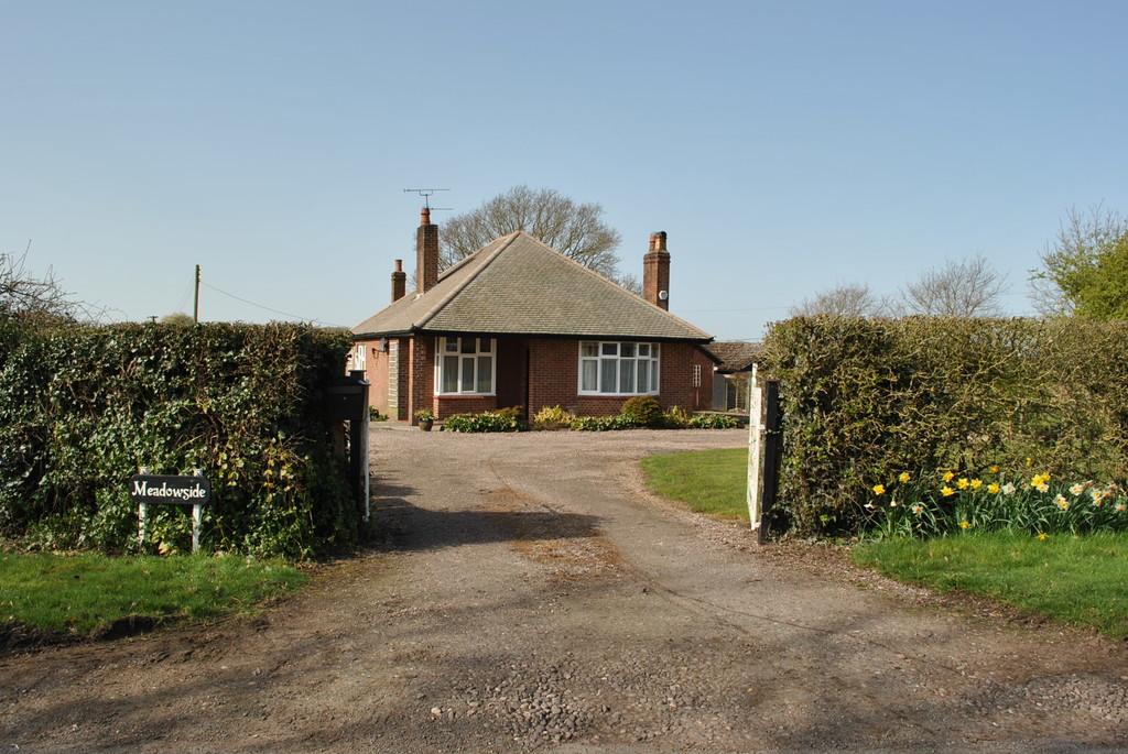 Sheppenhall Lane, Aston, Nantwich... 2 bed detached bungalow £775 pcm