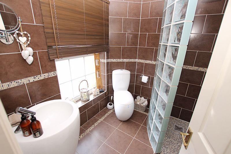Ensuite to Bed 1