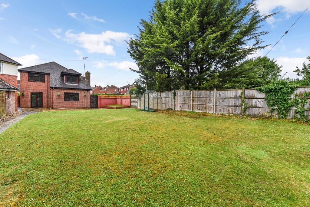 Greenfields Avenue, Alton 5 bed detached house £2,350 pcm (£542 pw)