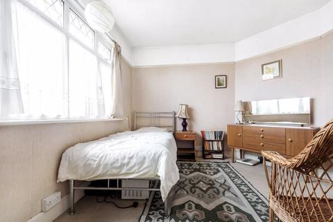 87 Clarkes Avenue, Worcester Park, KT4 8QB