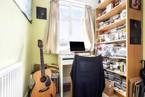 87 Clarkes Avenue, Worcester Park, KT4 8QB