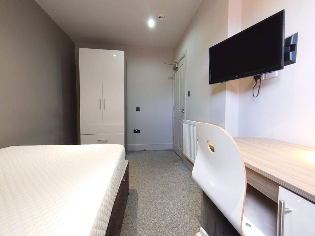 Kelso Road, Liverpool 6 bed terraced house £1,950 pcm (£450 pw)