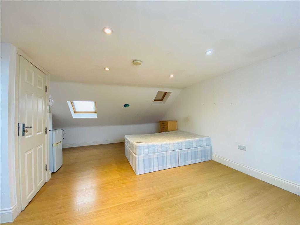 Chartley Avenue, London House share £700 pcm (£162 pw)
