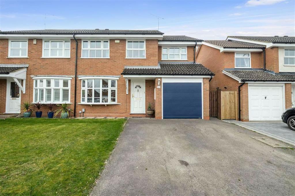 Hawker Way, Woodley, Reading 4 bed semidetached house £485,000