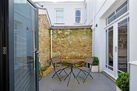 6 The Parade, Truro, TR1 1QE