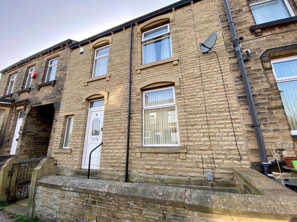 Lawrence Road, Marsh, Huddersfield 3 bed terraced house £650 pcm (£