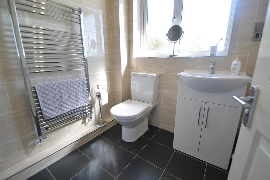 2 sapcote lane bathroom 2.jpg