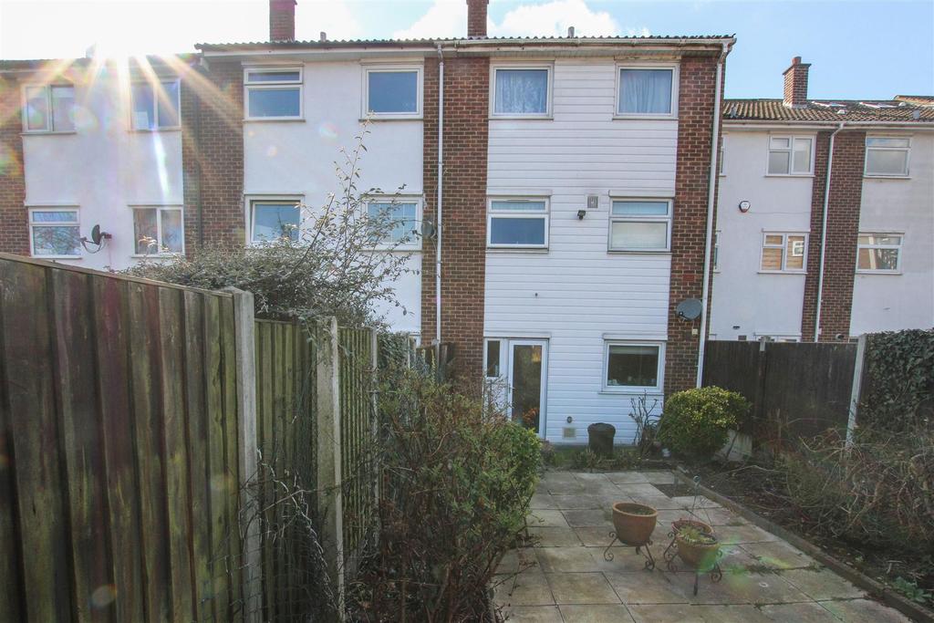 Geary Drive, Brentwood 4 bed terraced house £375,000