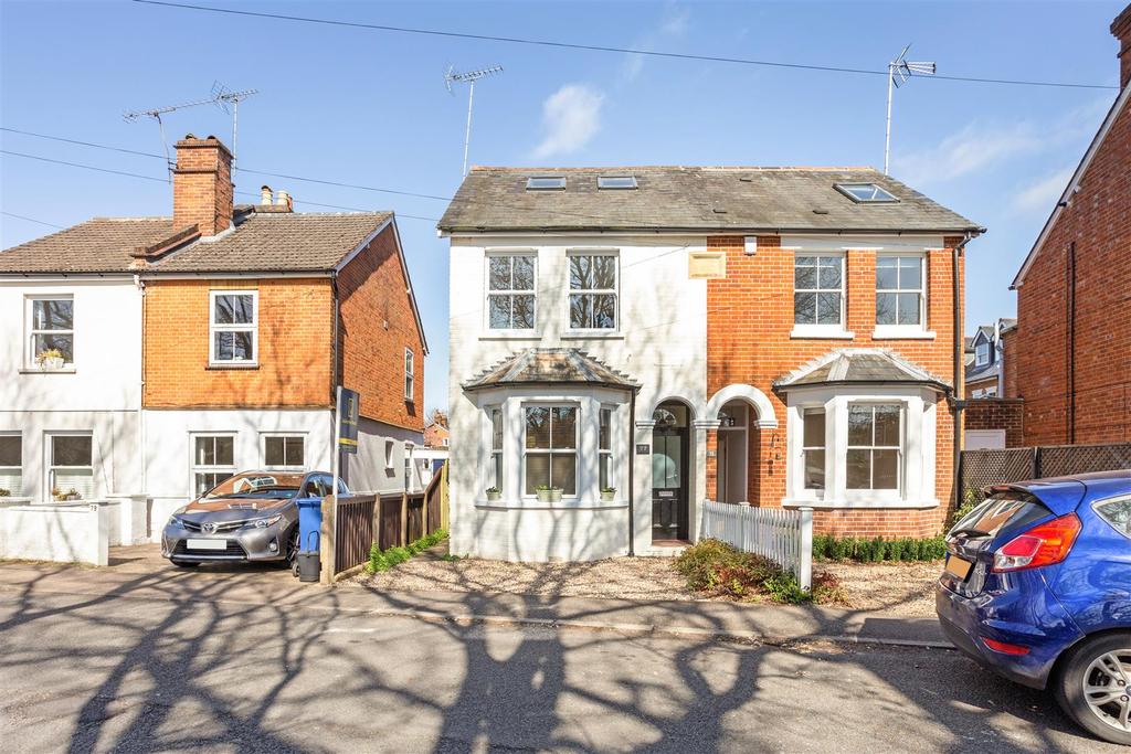 Victoria Road, Ascot 3 bed semidetached house £600,000