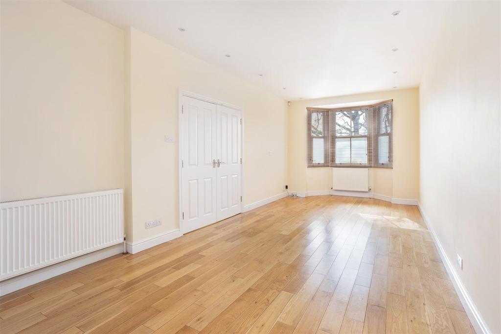 Victoria Road, Ascot 3 bed semidetached house £600,000