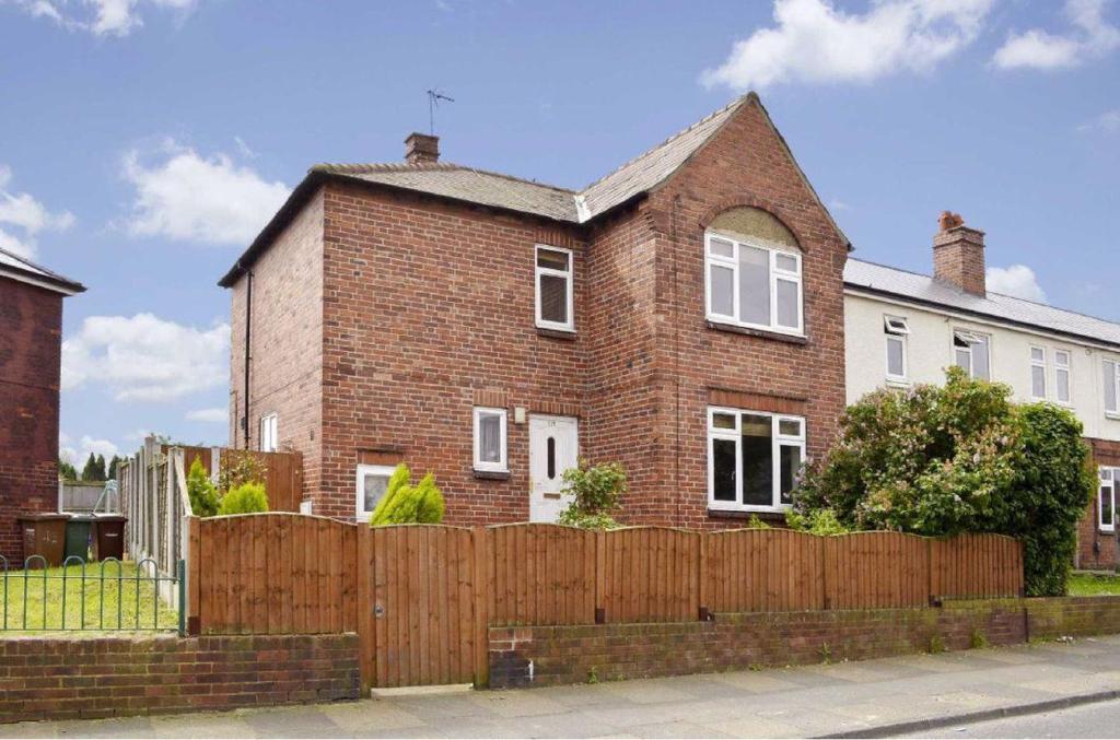 Elizabeth Drive, Castleford, West Yorkshire, WF10 3 bed terraced house