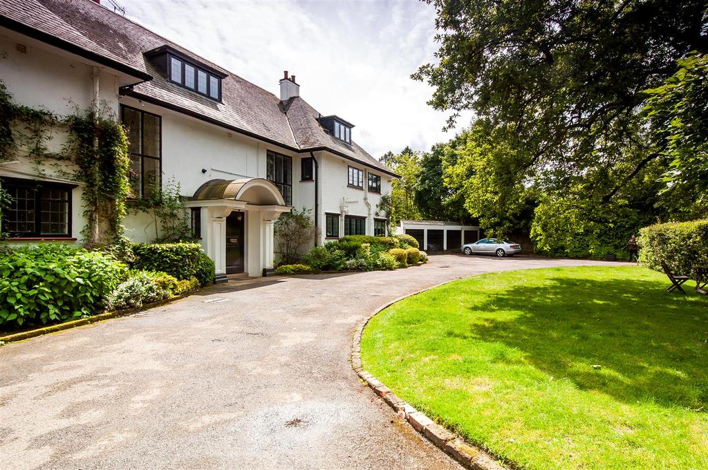 Egmont Park Road, Walton On The Hill, Surrey 2 bed penthouse £1,850