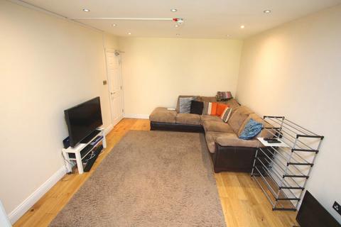 1 bedroom in a house share to rent, Columbia Avenue, Worcester Park KT4
