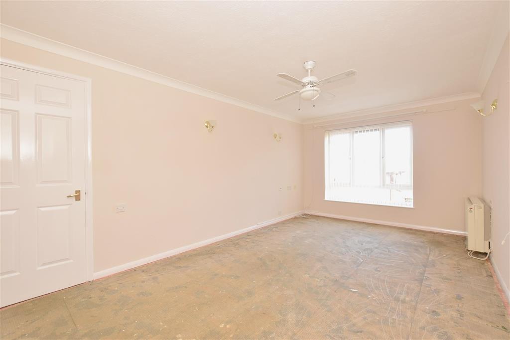 Chesterton Court, Manorfields, Horsham, West Sussex 1 bed flat £90,000