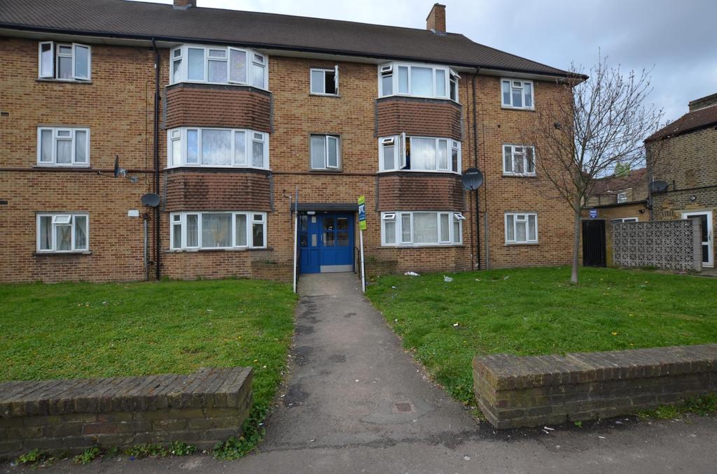 High Street, Enfield 2 bed flat £1,450 pcm (£335 pw)