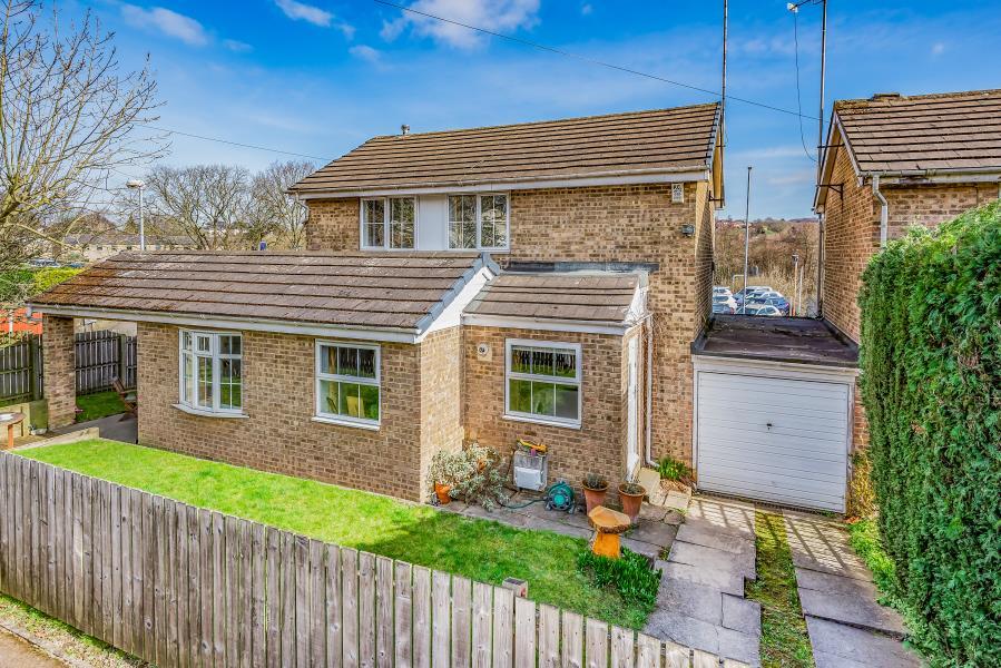 92 LOW LANE, HORSFORTH, LEEDS, LS18 5PX 3 bed detached house £330,000