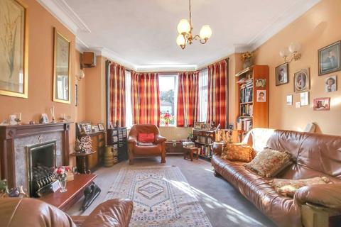 18 Lynton Avenue, London, N12 9JH
