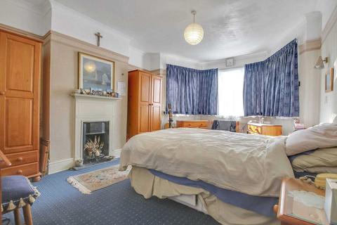 18 Lynton Avenue, London, N12 9JH
