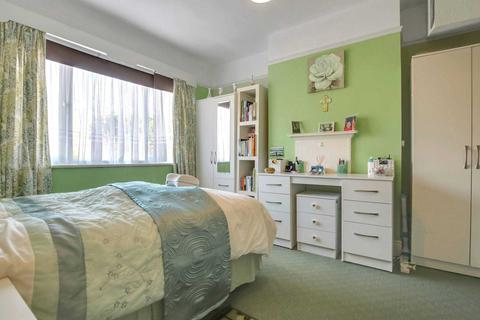 18 Lynton Avenue, London, N12 9JH