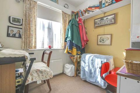 18 Lynton Avenue, London, N12 9JH