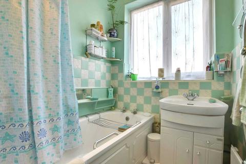 18 Lynton Avenue, London, N12 9JH