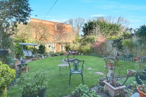 18 Lynton Avenue, London, N12 9JH