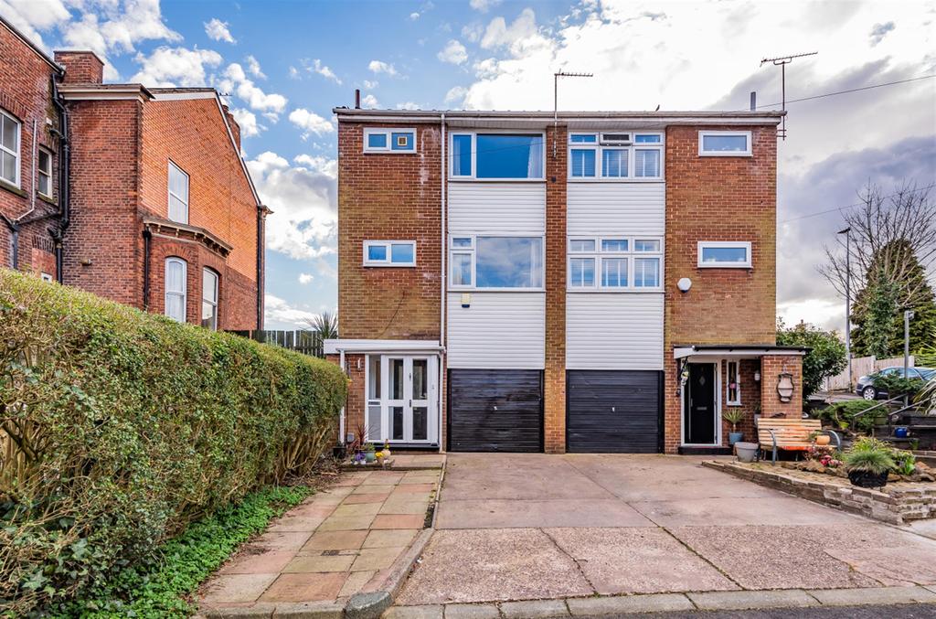 Stoneacre Court, Swinton, Manchester, M27 4AP 4 bed semidetached house