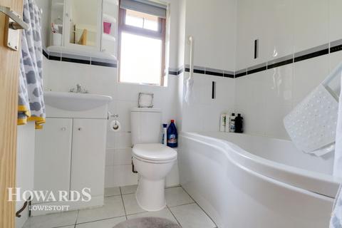 24 Carnoustie Drive, Lowestoft, NR33 9JW