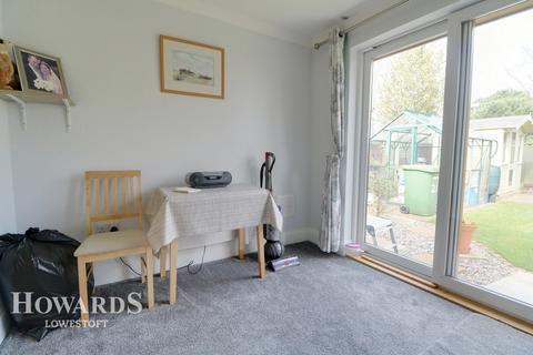 24 Carnoustie Drive, Lowestoft, NR33 9JW