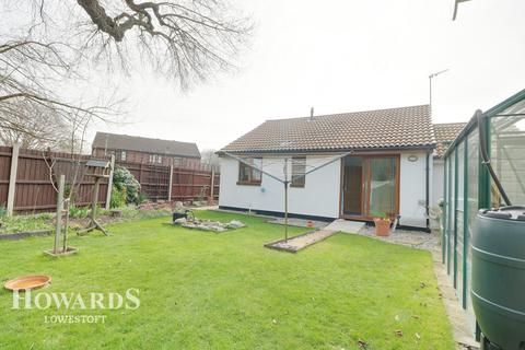 24 Carnoustie Drive, Lowestoft, NR33 9JW