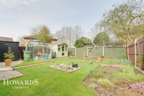 24 Carnoustie Drive, Lowestoft, NR33 9JW
