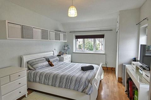 15 Beech Grove, Northampton, NN3 6JX