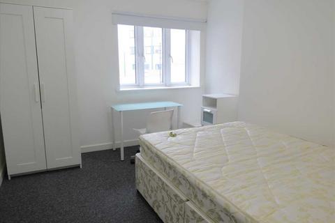 3 bedroom apartment to rent, Holdenhurst Road, Bournemouth, Bournemouth