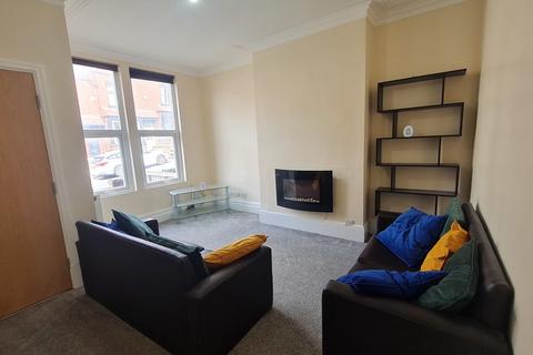 4 bedroom terraced house to rent, De Lacy Mount, Leeds LS5