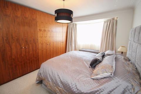 16 Manor Drive, Esher, KT10 0AX