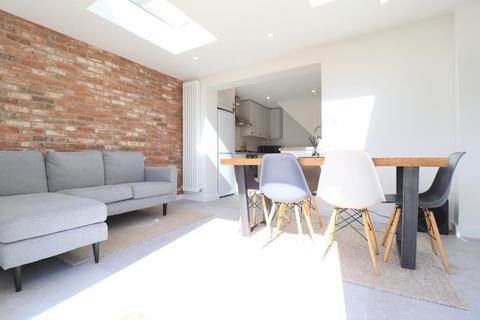 15 Field End Close, Luton, LU2 8DU