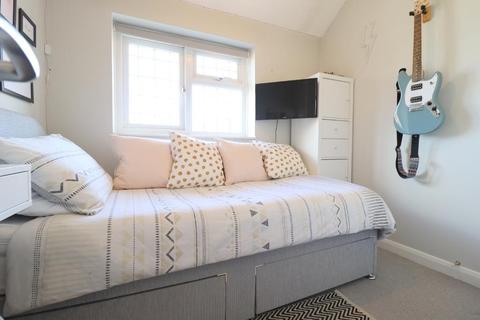 15 Field End Close, Luton, LU2 8DU