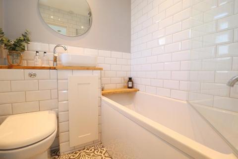 15 Field End Close, Luton, LU2 8DU