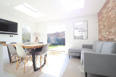 15 Field End Close, Luton, LU2 8DU