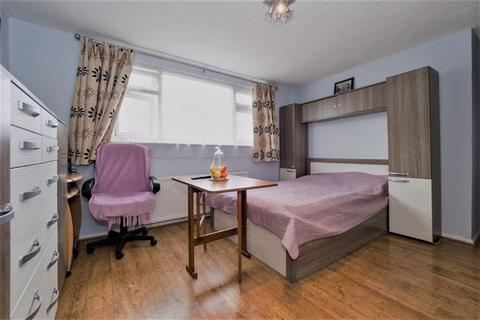 4 Clyde Way, Romford, RM1 4UP