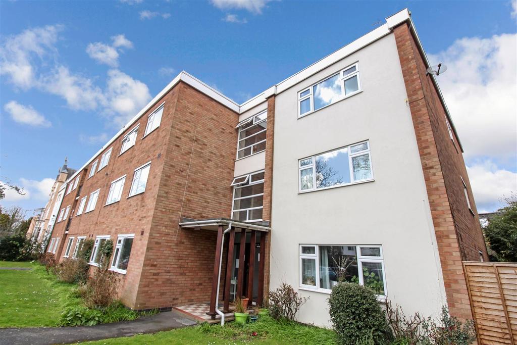 TALBOT COURT, UPPER HOLLY WALK, LEAMINGTON SPA CV32 4JT 2 bed apartment £790 pcm (£182 pw)