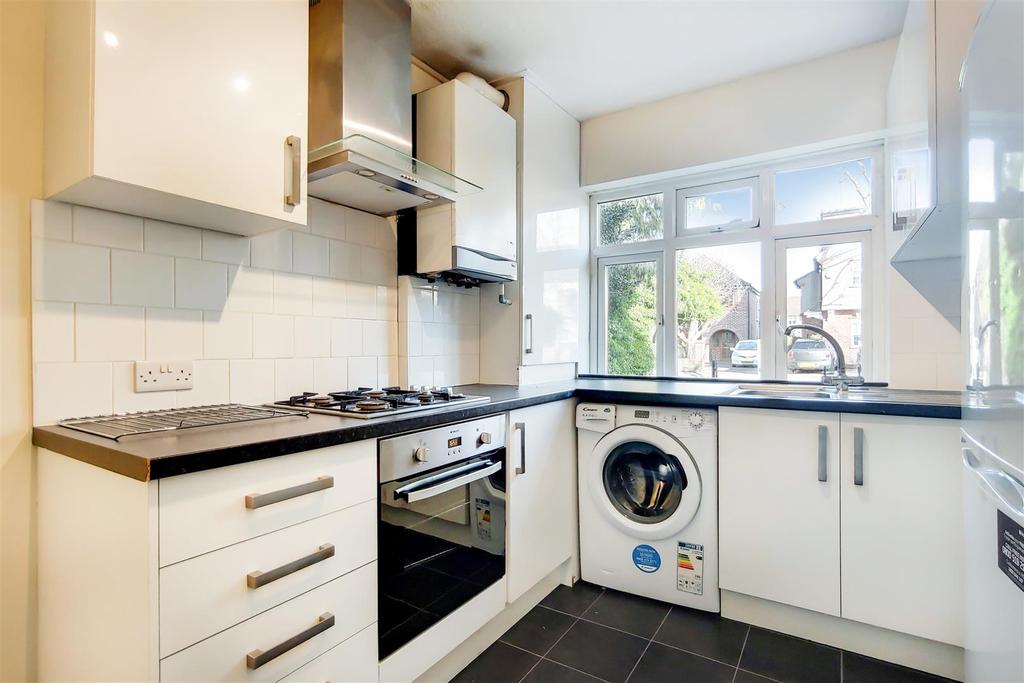 Penton Road Staines Middlesex 2 bed £1,100 pcm (£254 pw)
